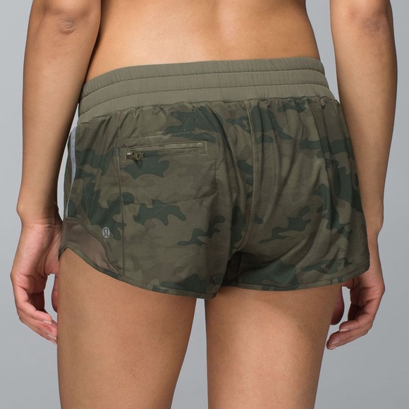 Lululemon Hotty Hot Short Savasana Camo Fatigue Green, Size 6 - Picture 3 of 12